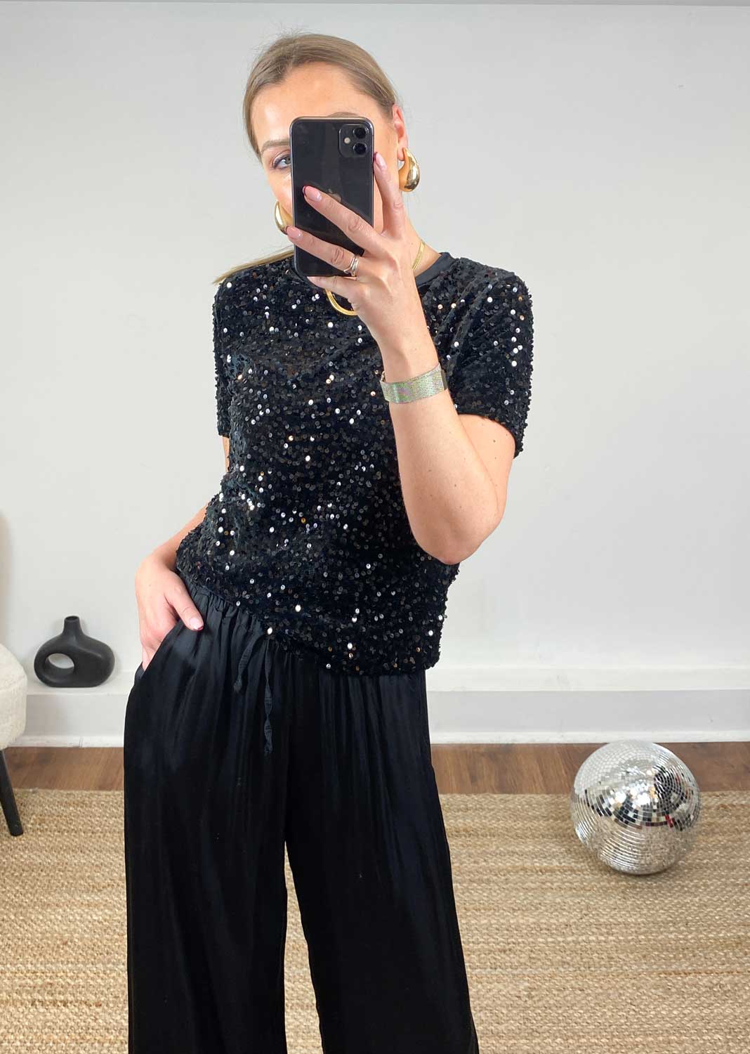 Ryan Velvet Sequins T-Shirt in Black