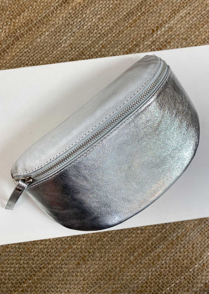 Bonnie Leather Sling Bag in Silver