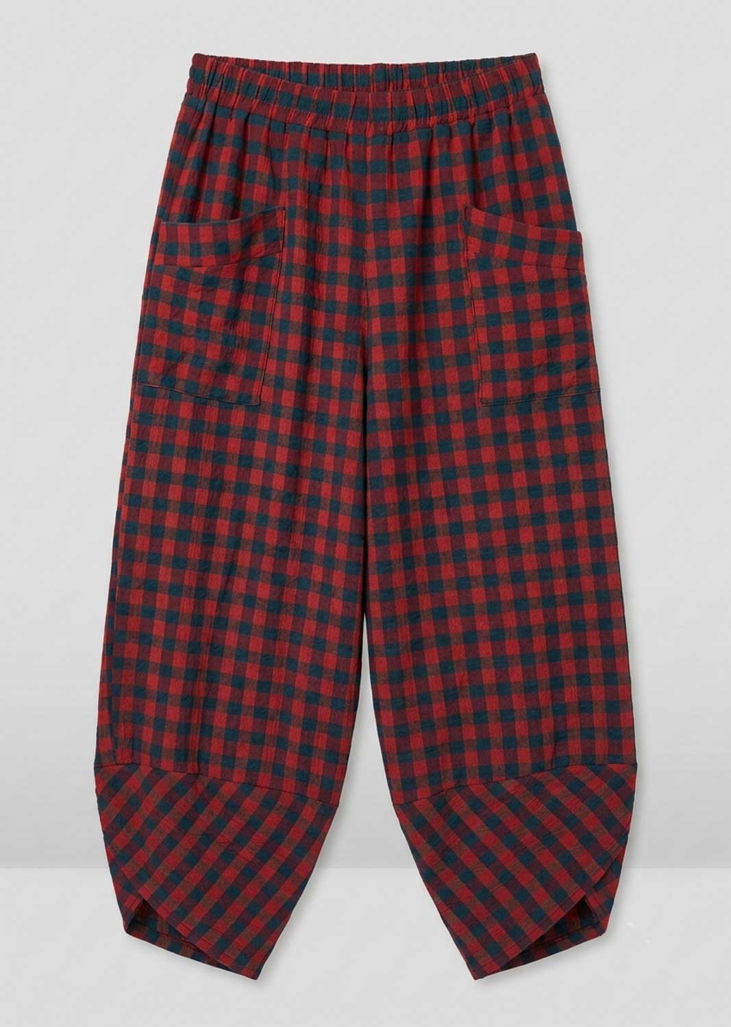 Red and navy checkered cropped pants with an elastic waistband and side pockets