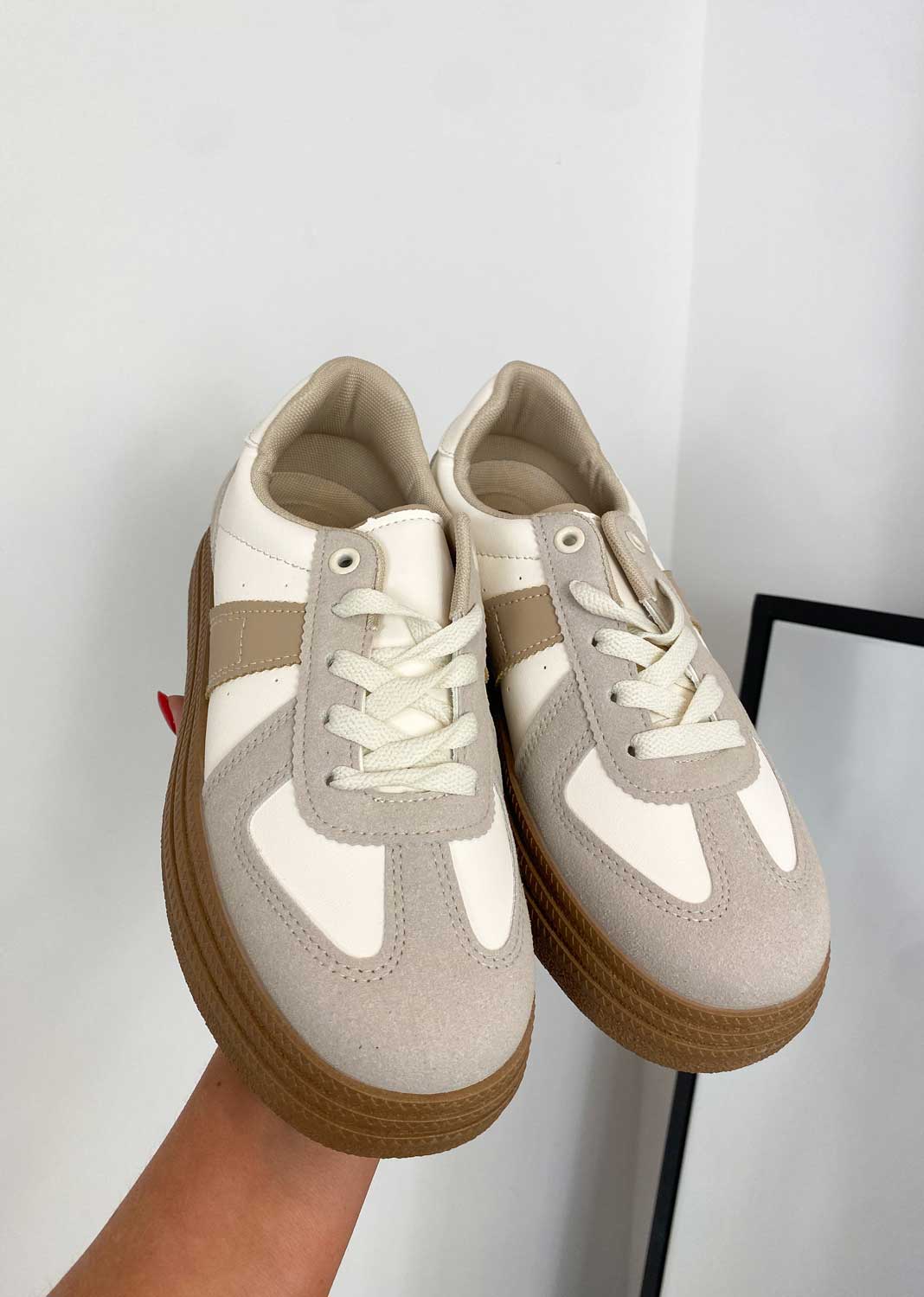 Loma Contrast Trainers in Beige