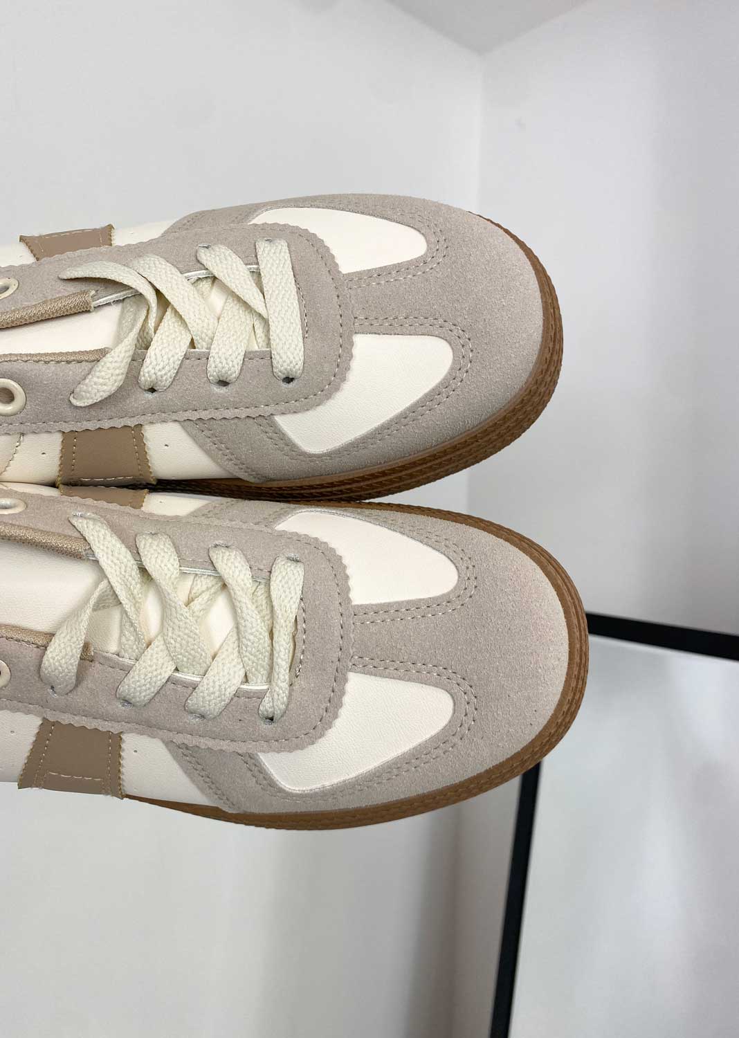 Loma Contrast Trainers in Beige